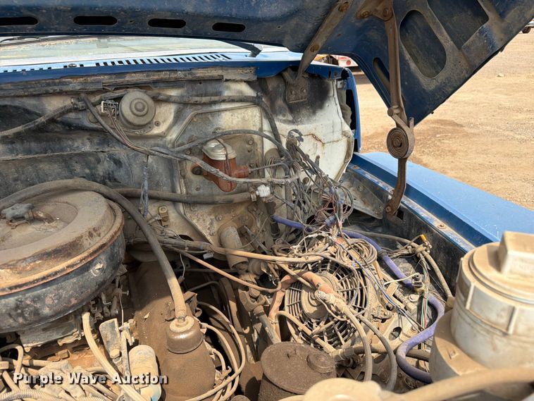 image for item FM7579 1983 Ford F700 flatbed truck