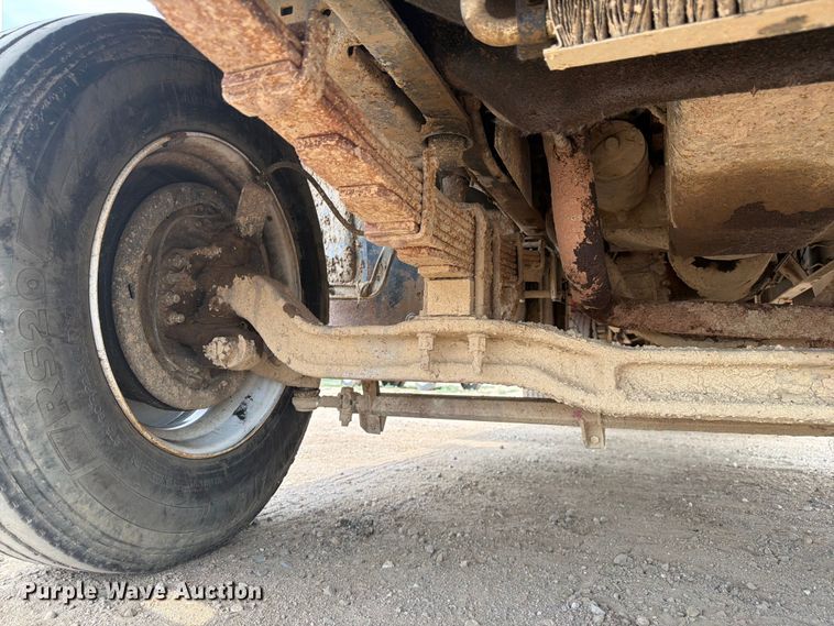 image for item FM7579 1983 Ford F700 flatbed truck