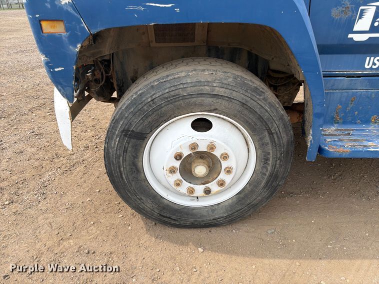 image for item FM7579 1983 Ford F700 flatbed truck