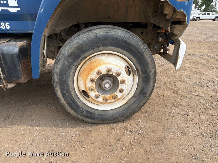 image for item FM7579 1983 Ford F700 flatbed truck