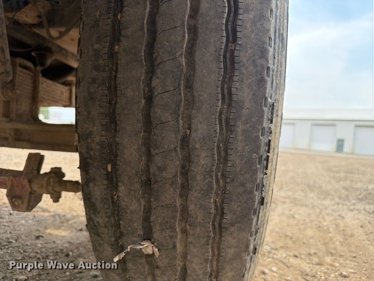 image for item FM7579 1983 Ford F700 flatbed truck