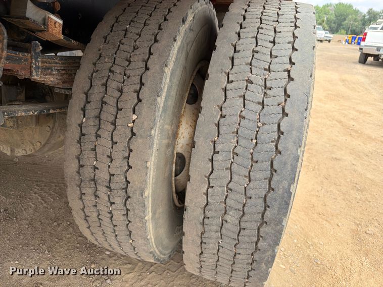 image for item FM7579 1983 Ford F700 flatbed truck
