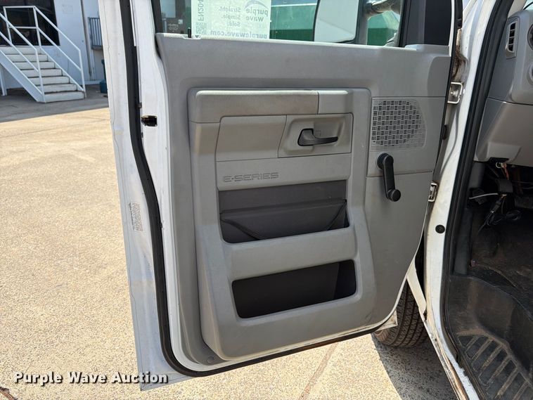 image for item FN2049 2011 Ford E350 box truck