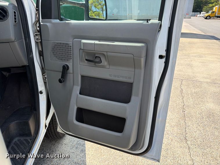 image for item FN2049 2011 Ford E350 box truck