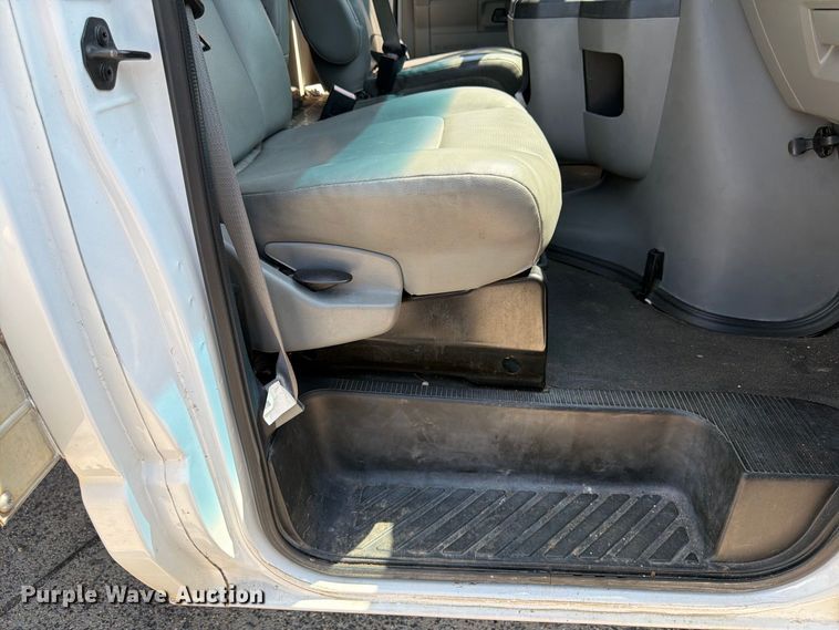 image for item FN2049 2011 Ford E350 box truck