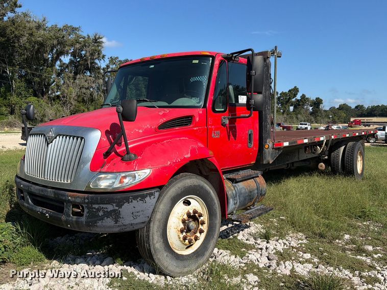 image for item FN2051 2004 International 4300 flatbed truck