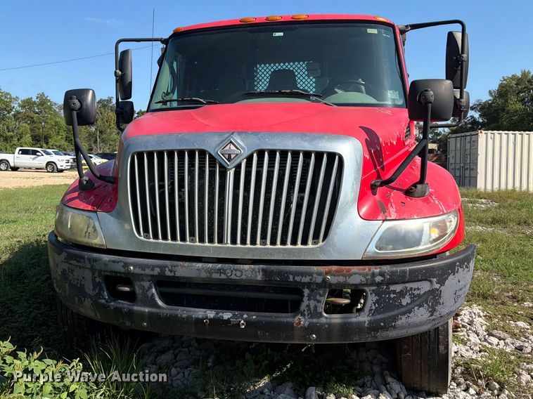 image for item FN2051 2004 International 4300 flatbed truck