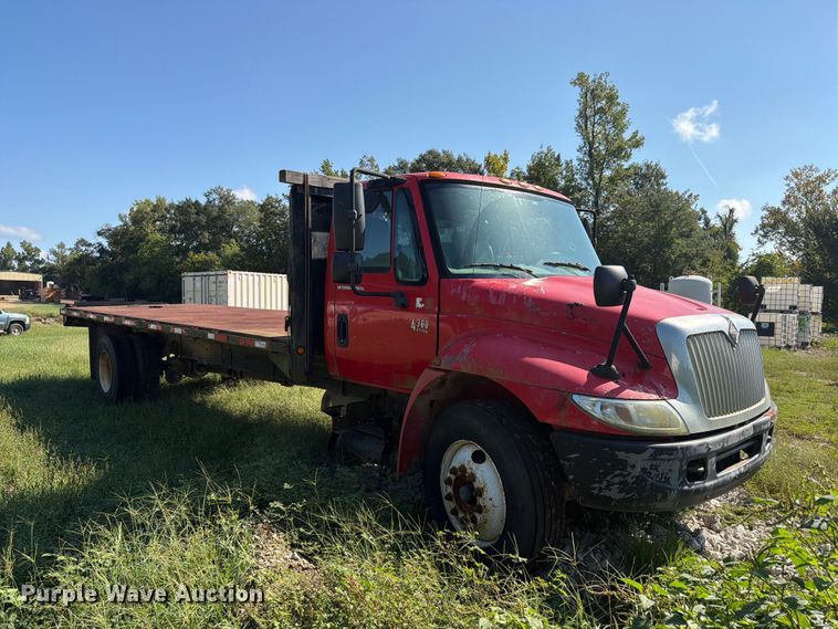 image for item FN2051 2004 International 4300 flatbed truck