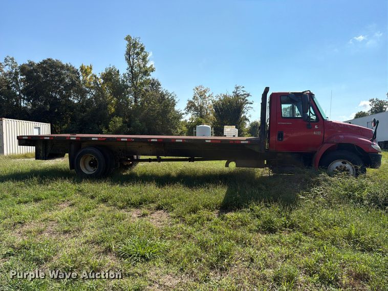 image for item FN2051 2004 International 4300 flatbed truck