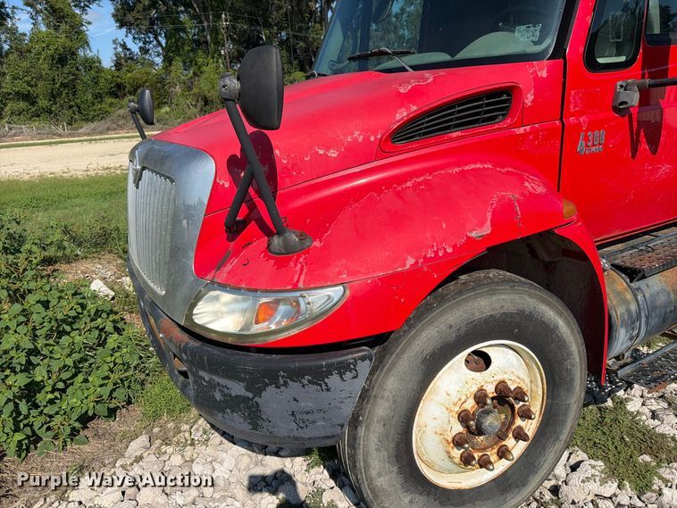 image for item FN2051 2004 International 4300 flatbed truck