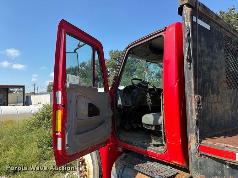 image for item FN2051 2004 International 4300 flatbed truck