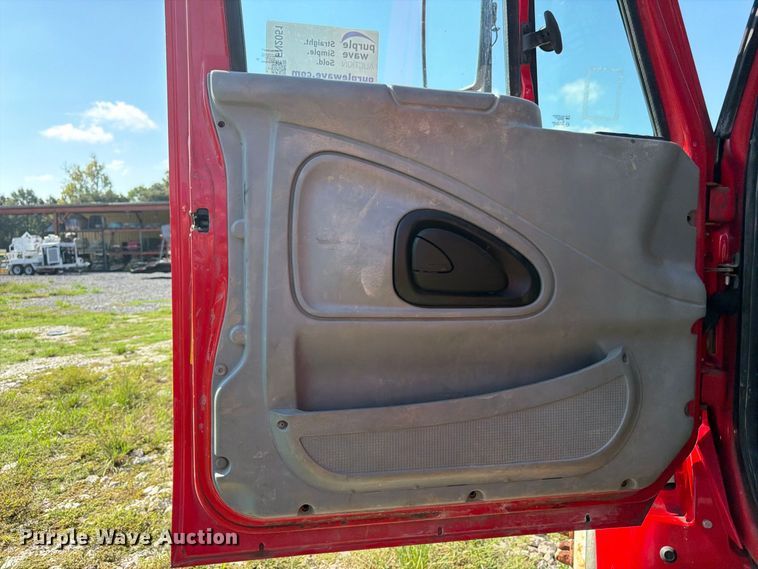 image for item FN2051 2004 International 4300 flatbed truck