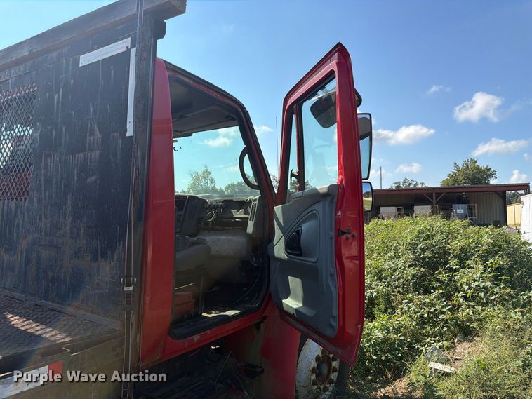 image for item FN2051 2004 International 4300 flatbed truck
