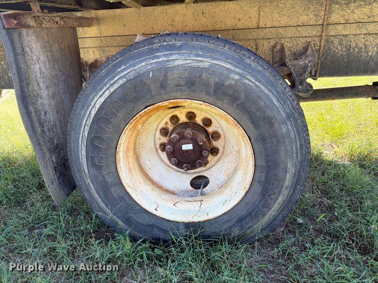 image for item FN2051 2004 International 4300 flatbed truck