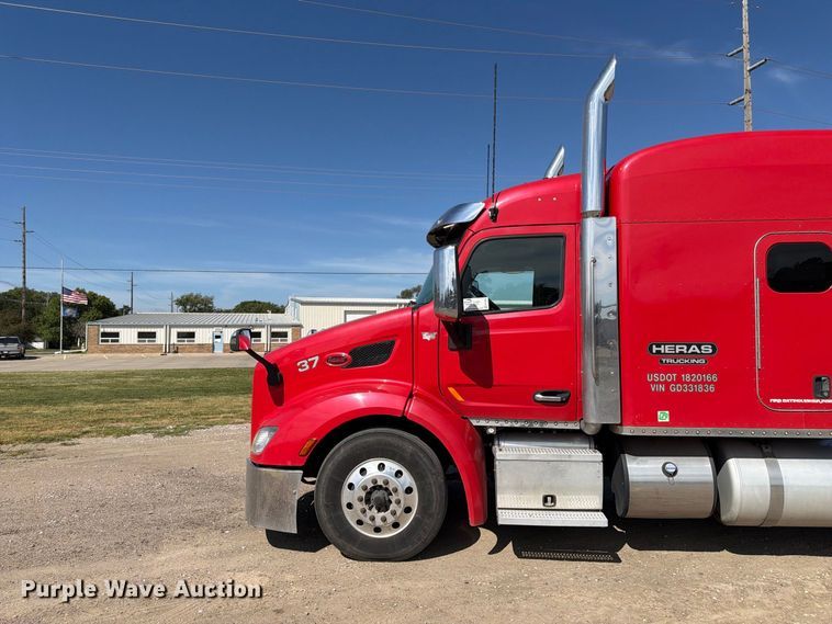 image for item FP3095 2016 Peterbilt 579 semi truck