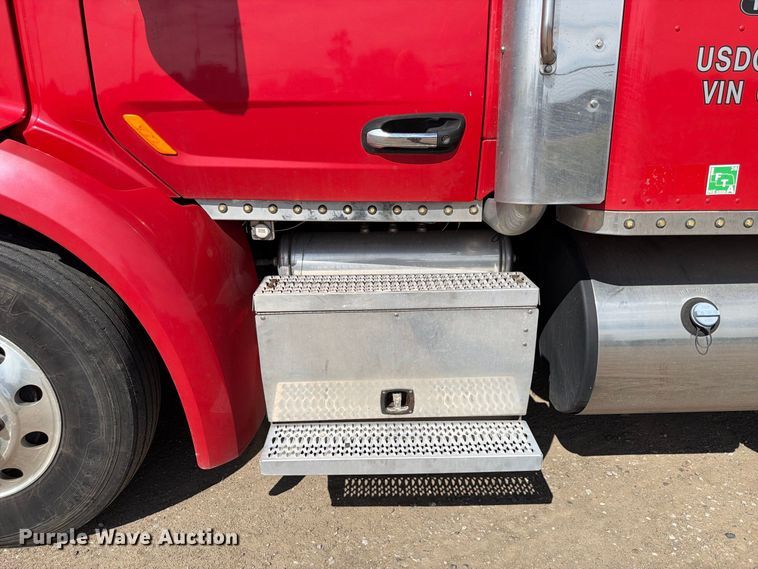 image for item FP3095 2016 Peterbilt 579 semi truck
