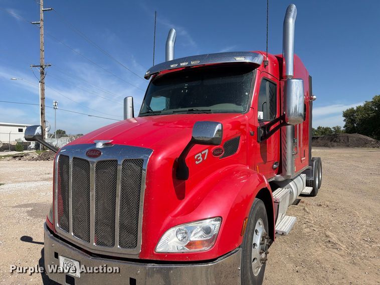 image for item FP3095 2016 Peterbilt 579 semi truck