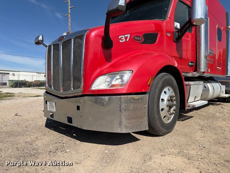image for item FP3095 2016 Peterbilt 579 semi truck