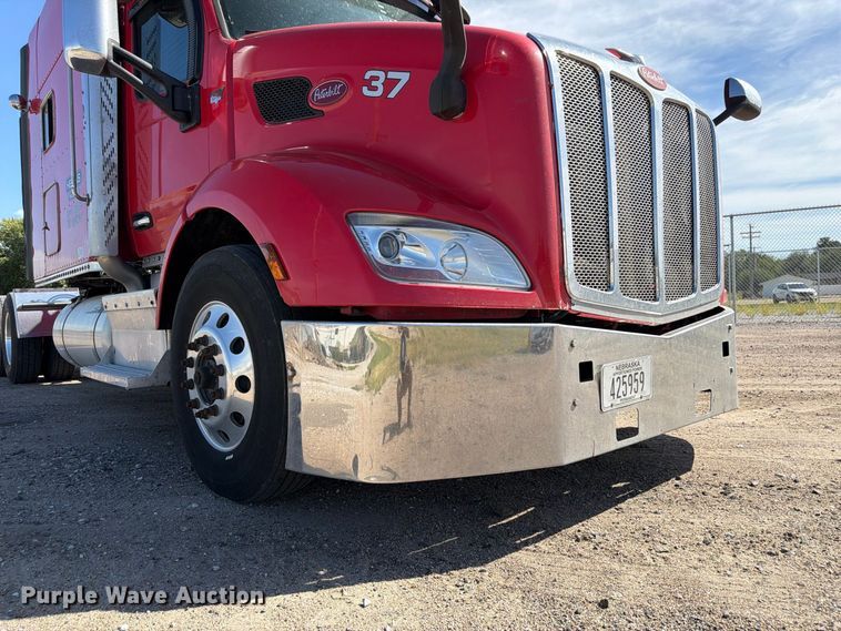 image for item FP3095 2016 Peterbilt 579 semi truck