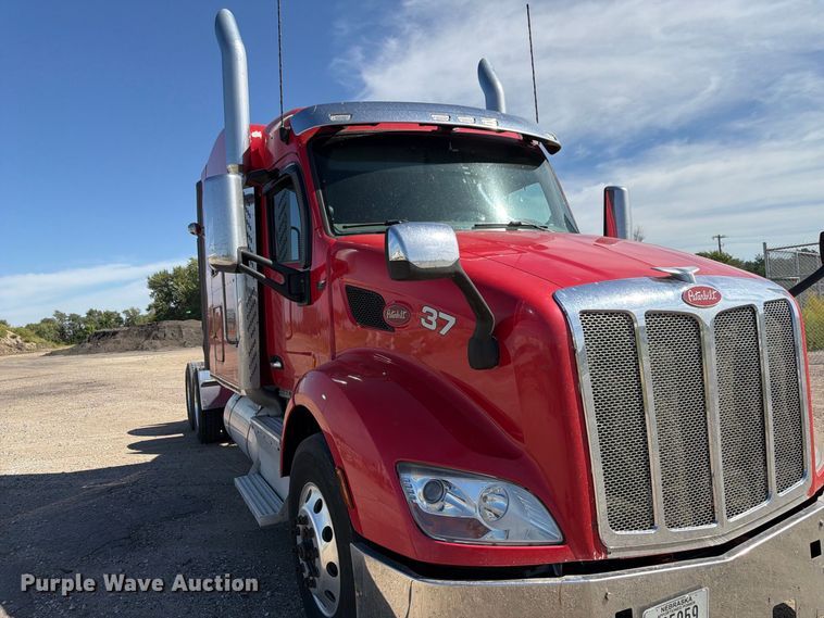 image for item FP3095 2016 Peterbilt 579 semi truck