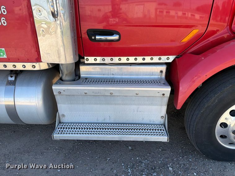 image for item FP3095 2016 Peterbilt 579 semi truck