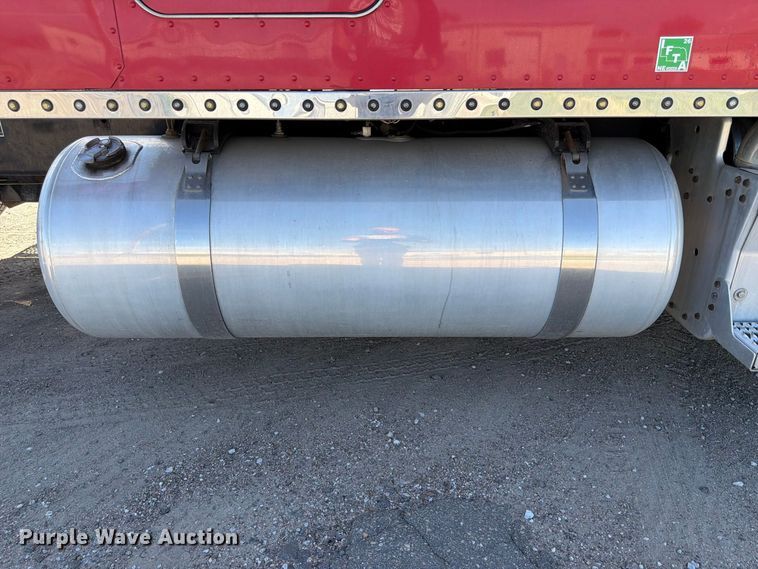 image for item FP3095 2016 Peterbilt 579 semi truck