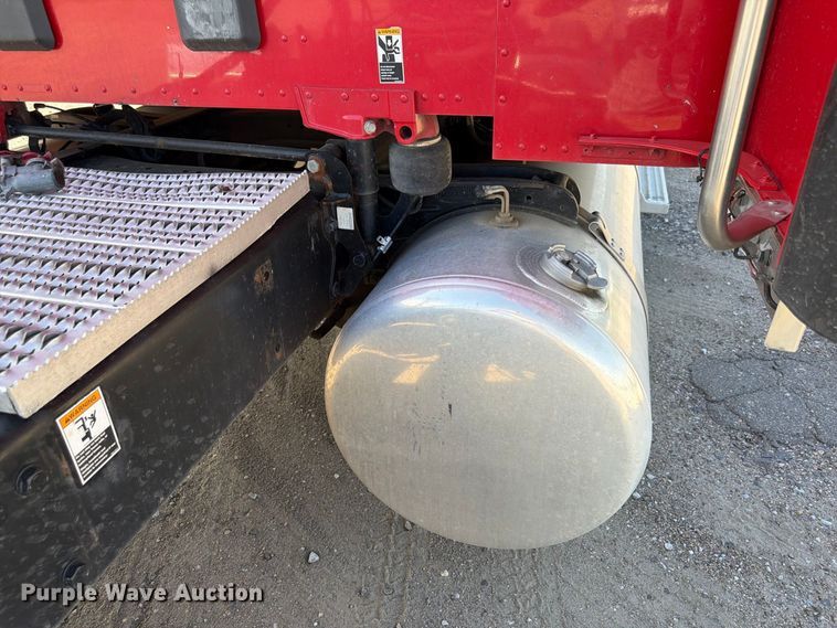 image for item FP3095 2016 Peterbilt 579 semi truck