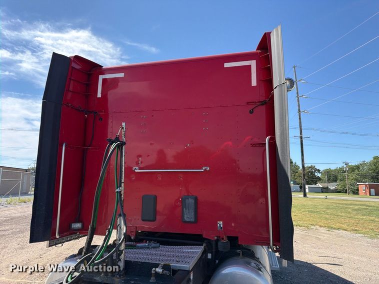 image for item FP3095 2016 Peterbilt 579 semi truck