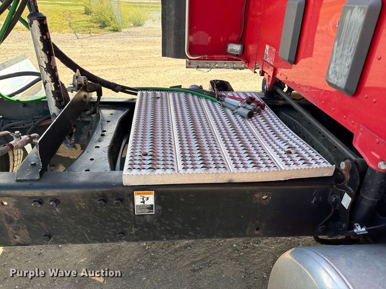 image for item FP3095 2016 Peterbilt 579 semi truck