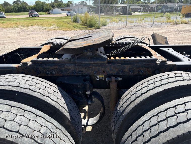 image for item FP3095 2016 Peterbilt 579 semi truck
