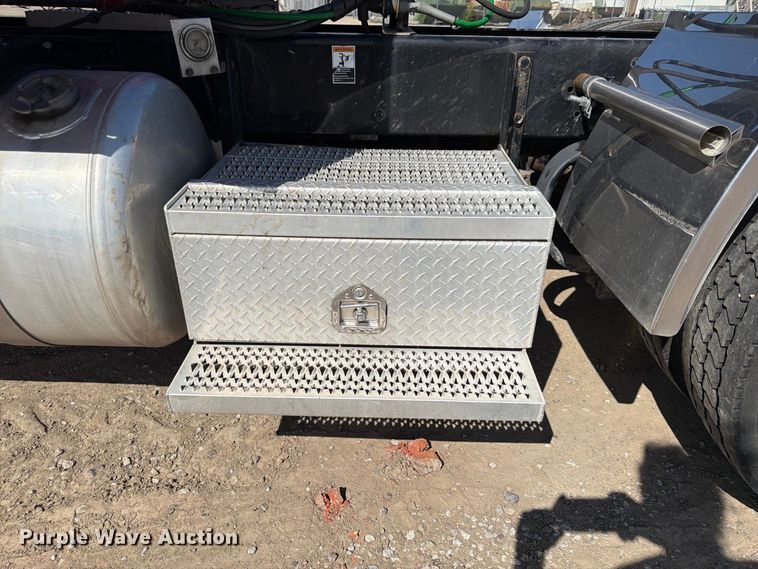 image for item FP3095 2016 Peterbilt 579 semi truck