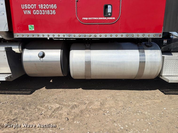 image for item FP3095 2016 Peterbilt 579 semi truck