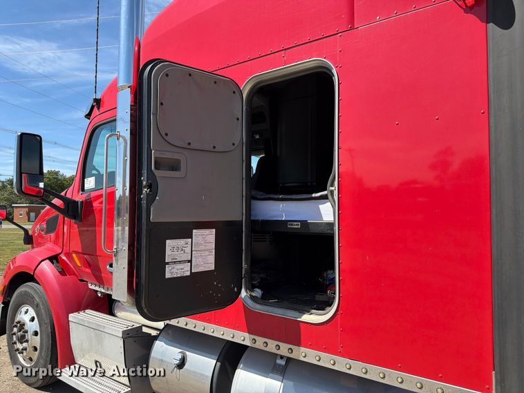 image for item FP3095 2016 Peterbilt 579 semi truck