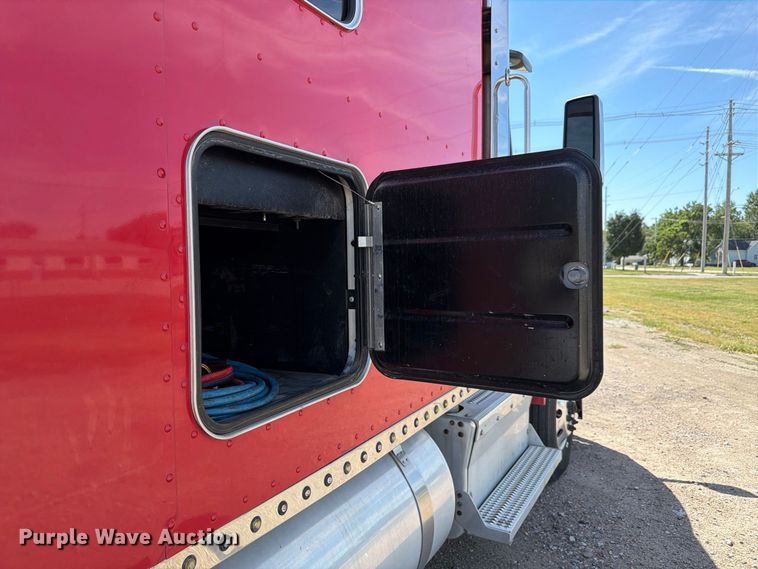 image for item FP3095 2016 Peterbilt 579 semi truck