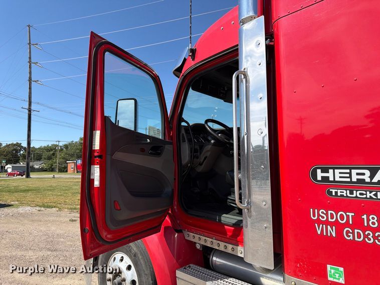 image for item FP3095 2016 Peterbilt 579 semi truck
