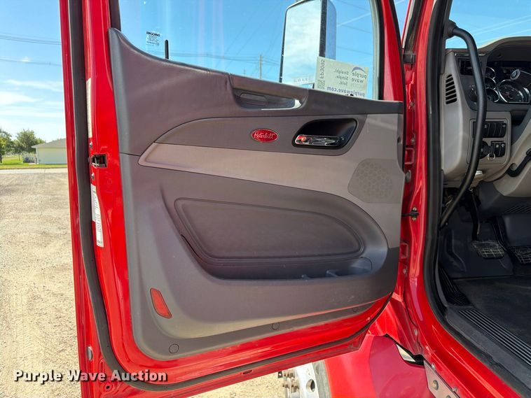 image for item FP3095 2016 Peterbilt 579 semi truck