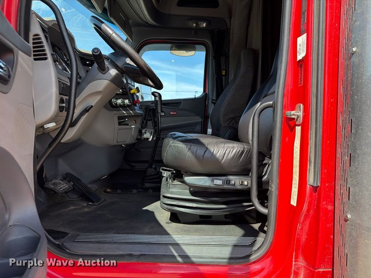 image for item FP3095 2016 Peterbilt 579 semi truck