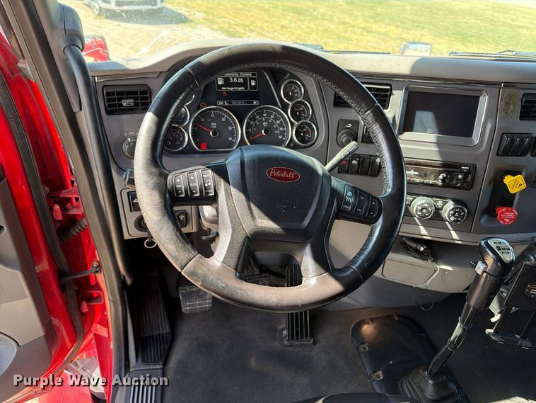 image for item FP3095 2016 Peterbilt 579 semi truck