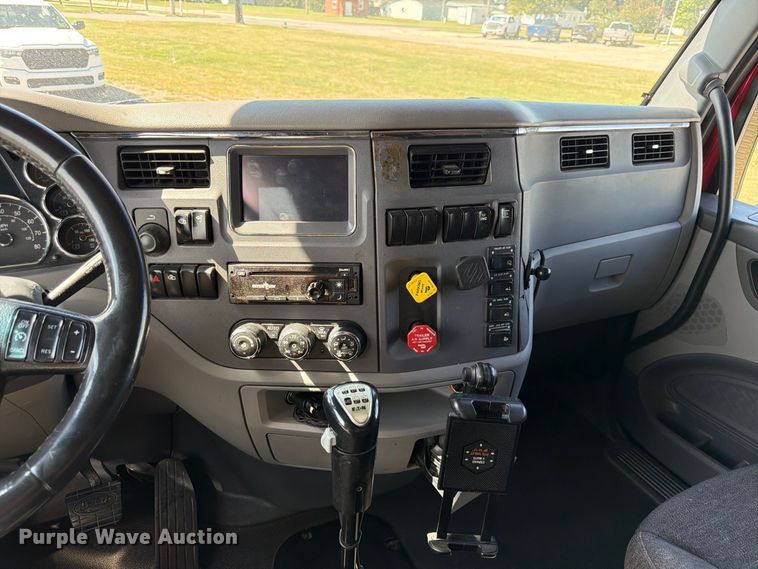 image for item FP3095 2016 Peterbilt 579 semi truck