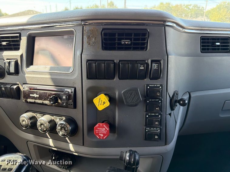 image for item FP3095 2016 Peterbilt 579 semi truck