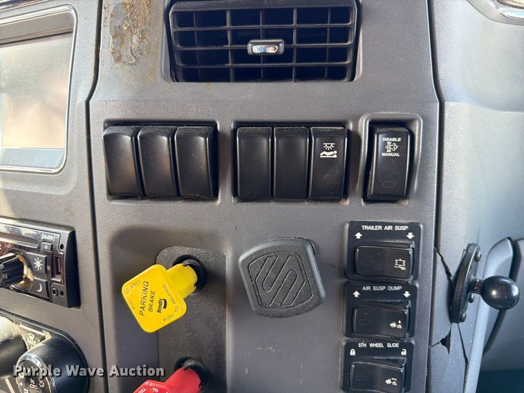 image for item FP3095 2016 Peterbilt 579 semi truck