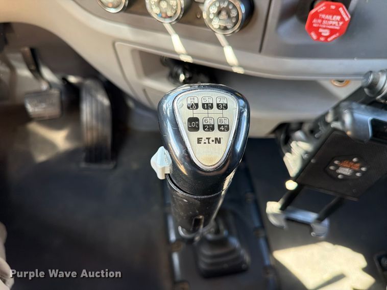 image for item FP3095 2016 Peterbilt 579 semi truck