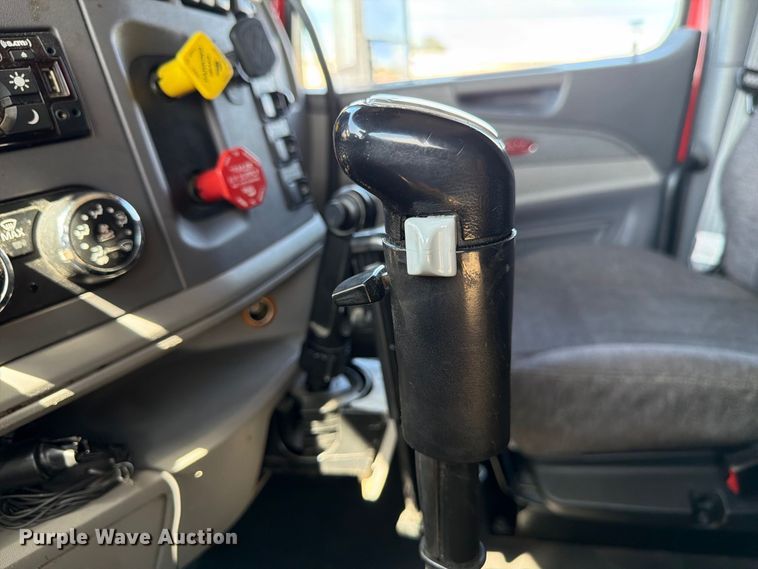 image for item FP3095 2016 Peterbilt 579 semi truck