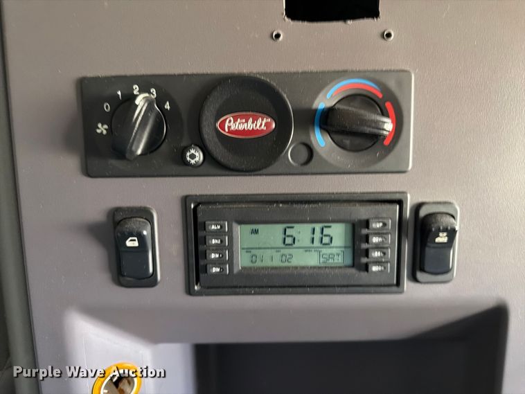 image for item FP3095 2016 Peterbilt 579 semi truck