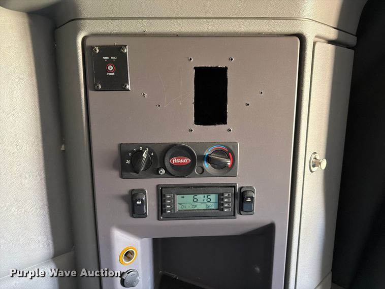 image for item FP3095 2016 Peterbilt 579 semi truck