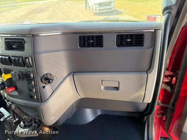 image for item FP3095 2016 Peterbilt 579 semi truck