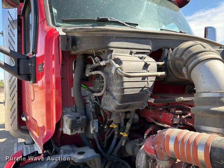 image for item FP3095 2016 Peterbilt 579 semi truck