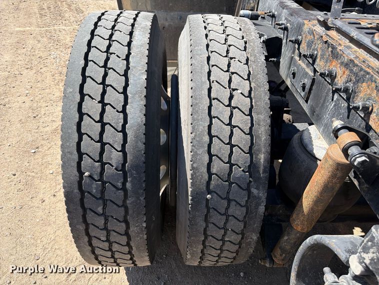 image for item FP3095 2016 Peterbilt 579 semi truck