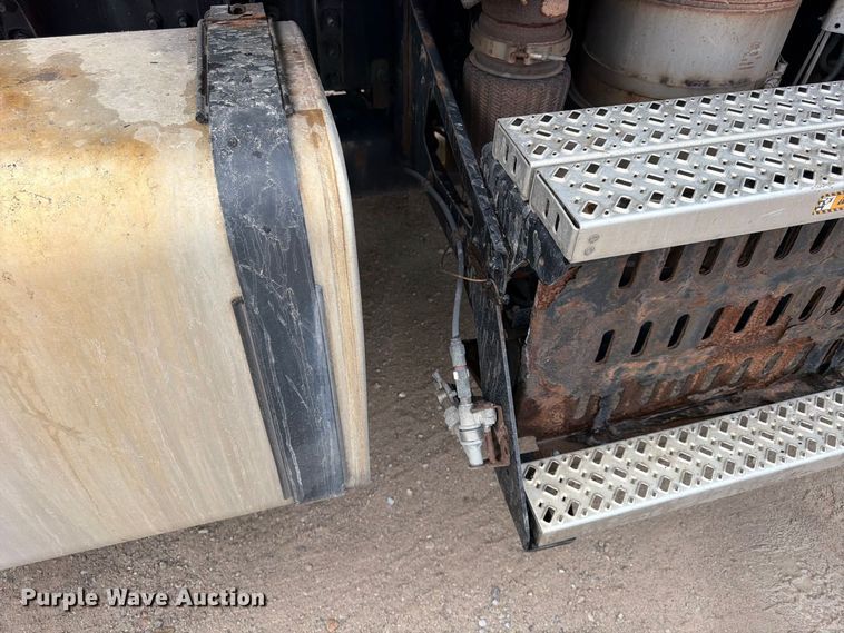 image for item FP4056 2016 Mack CXU semi truck