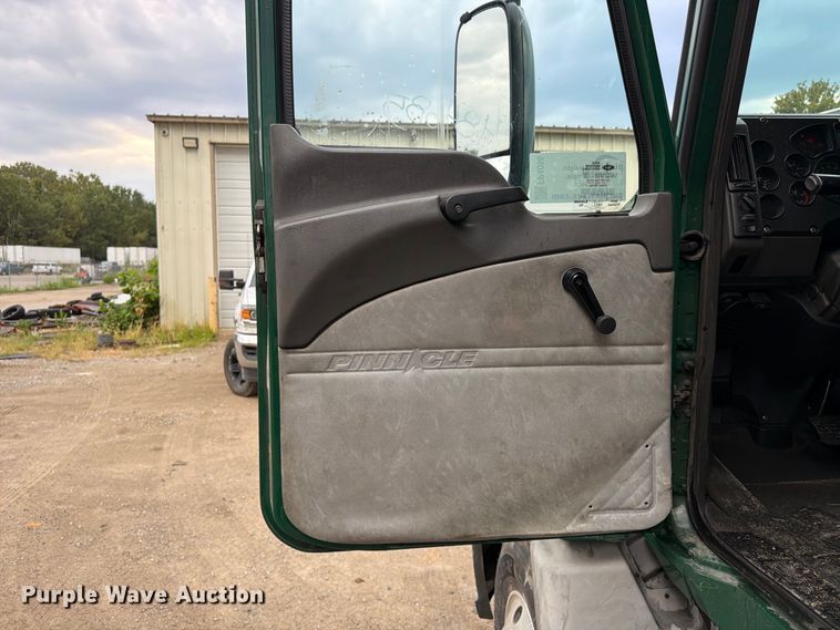 image for item FP4056 2016 Mack CXU semi truck